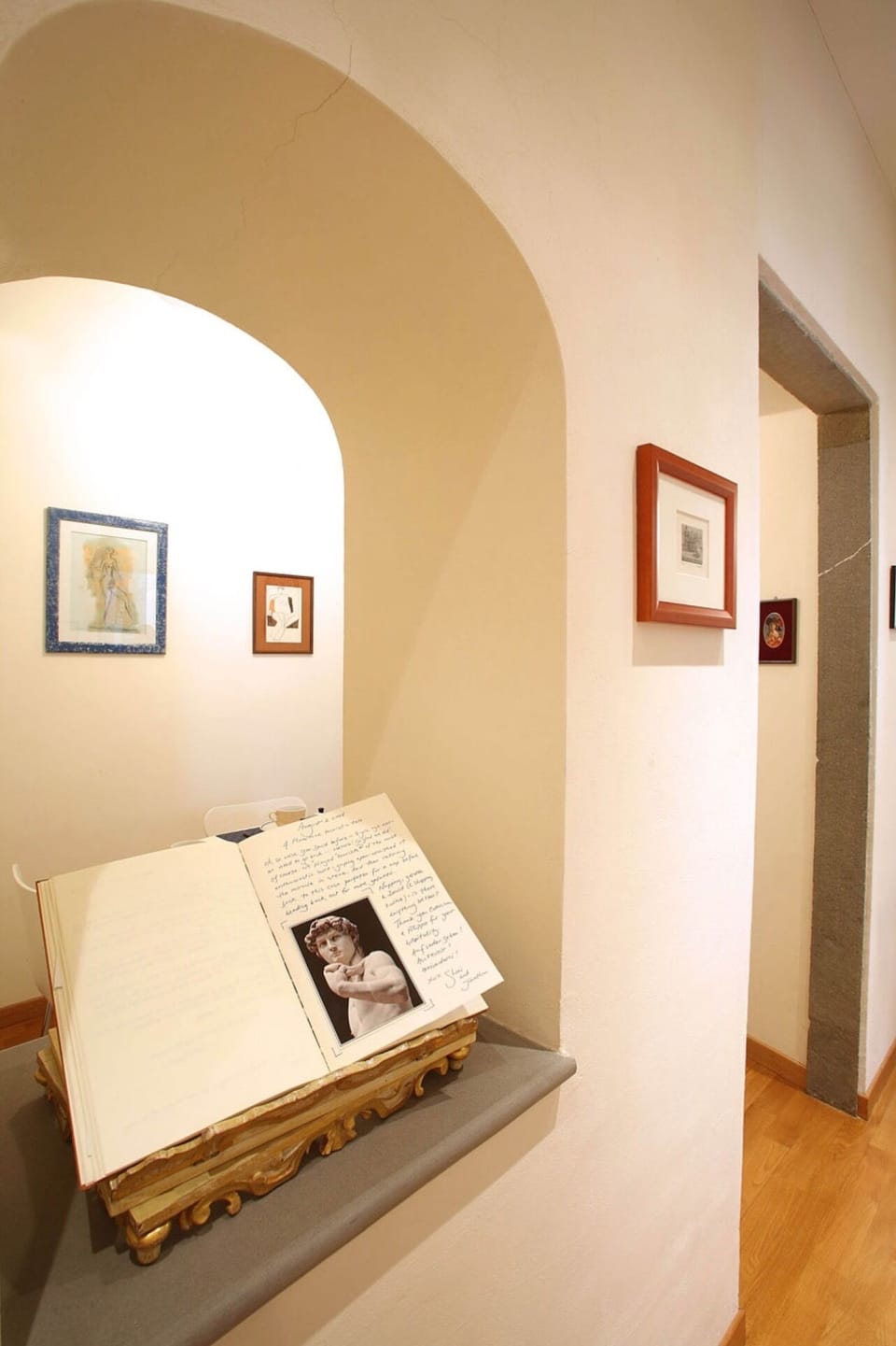 A look to the guestbook and the windows to the dining room
