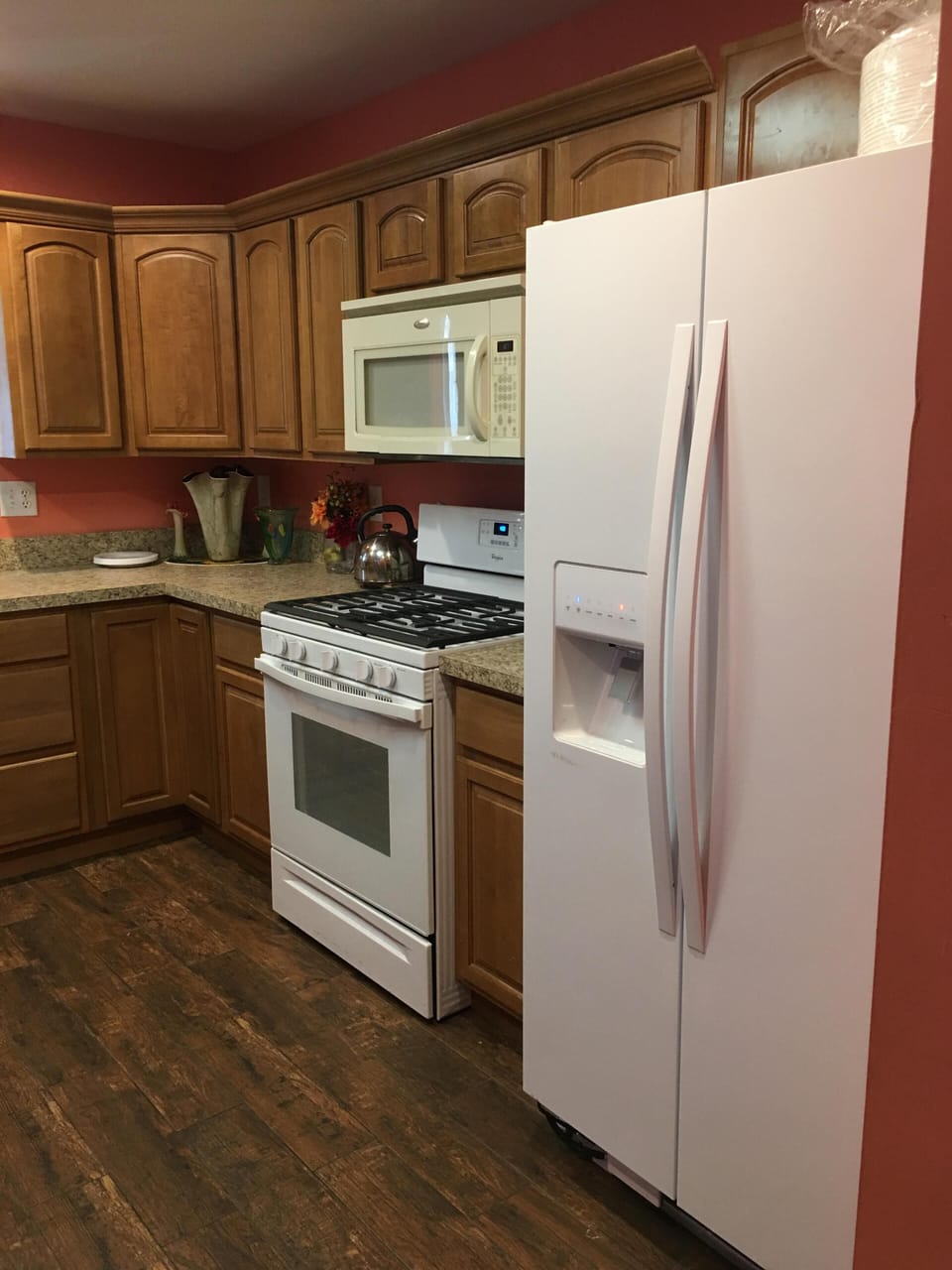 Full kitchen with new large cook top.