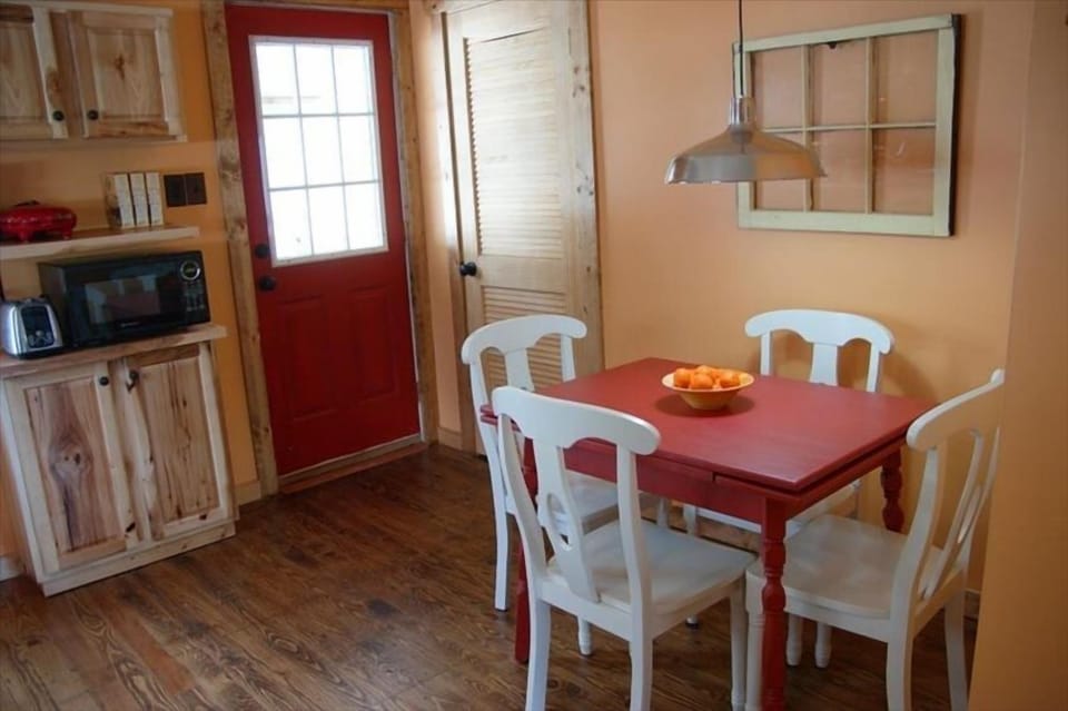 Eat-in kitchen-table extends to seat 6