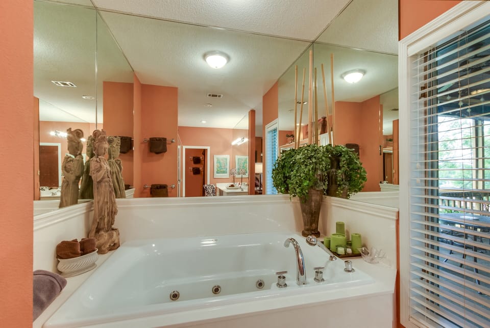 Master Tub. Watch TV From Jacuzzi. Where the heck is my photographer