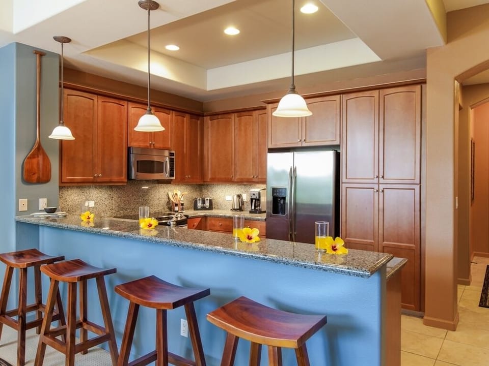 Kitchen and breakfast bar