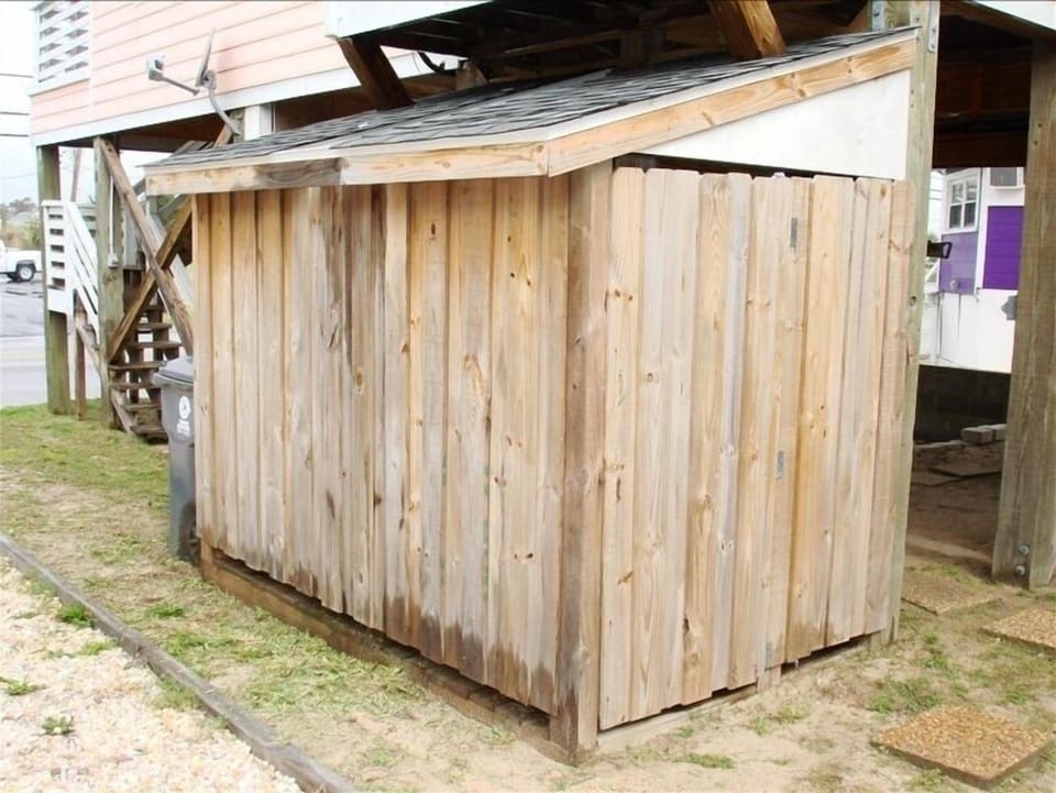 Outside shower and dressing room