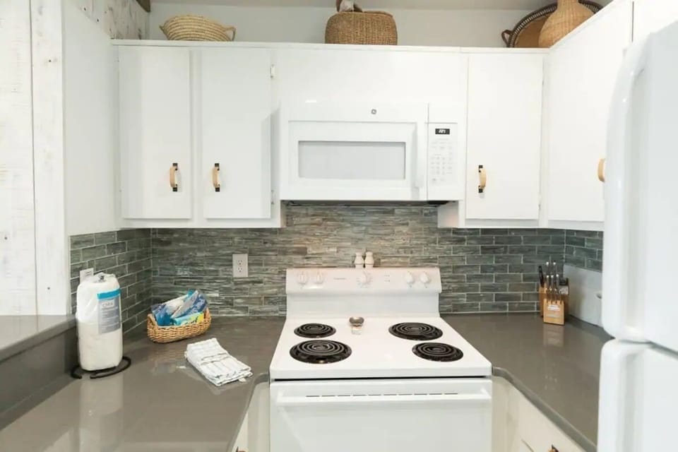 Fridge, microwave, oven, dishwasher, Port O' Call E303, Isle of Palms