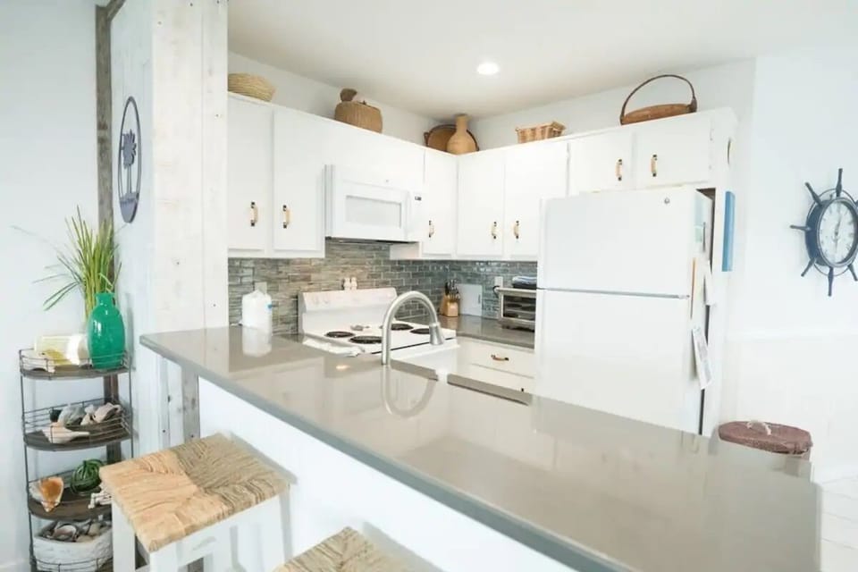 Full Kitchen, Port O' Call E303, Isle of Palms