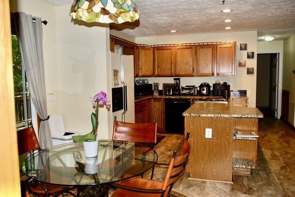 Breakfast area and kitchen