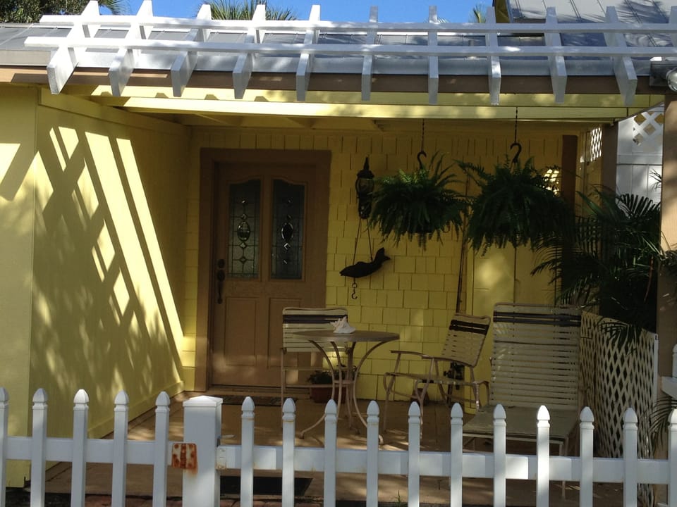 Private 
Entry to studio apartment