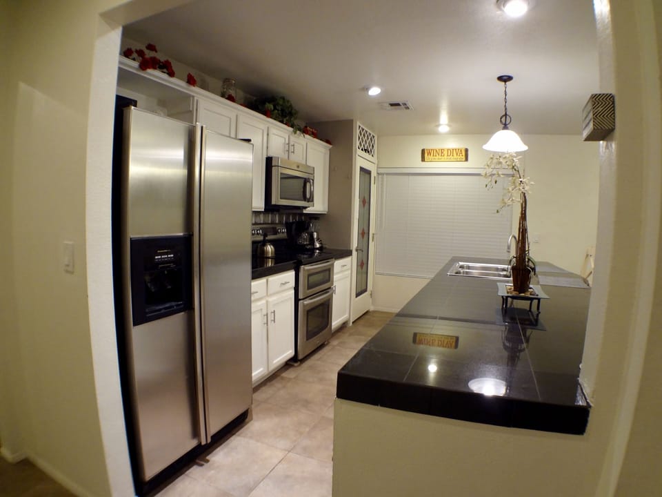 Kitchen Refrigerator has filtered water and ice