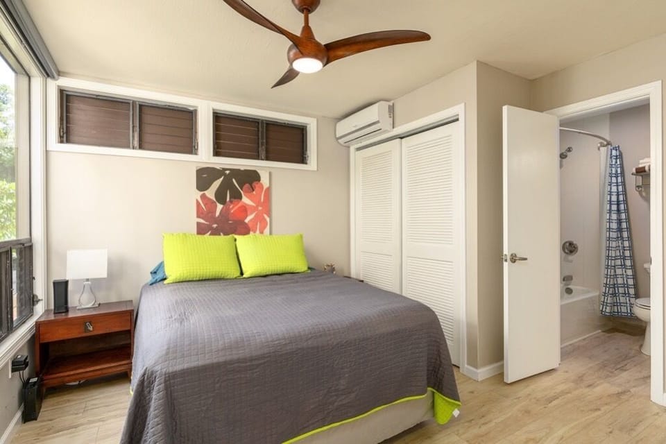 4th bedroom with queen  size bed