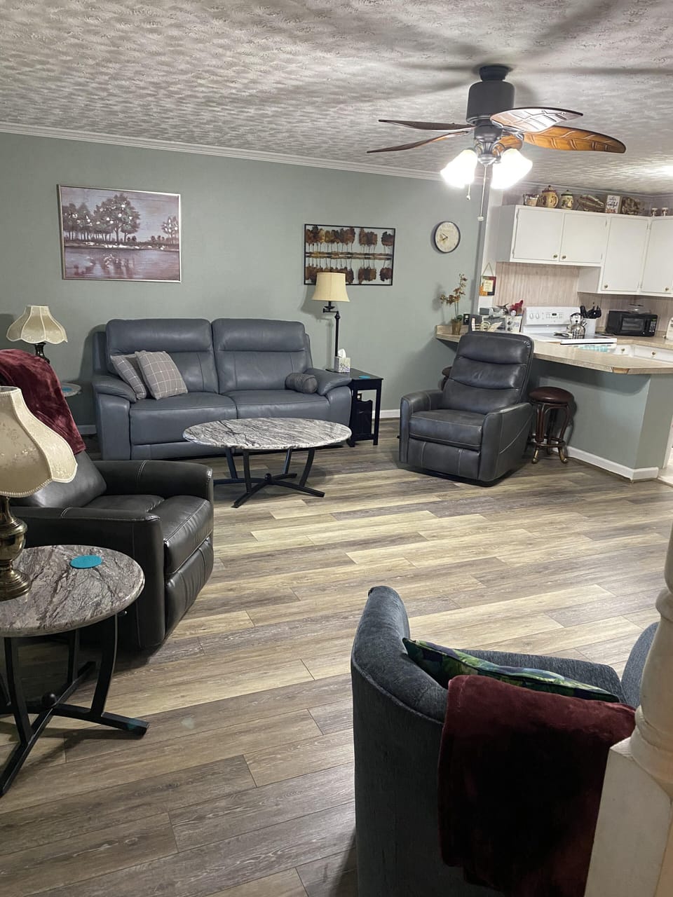 great room with recliners

