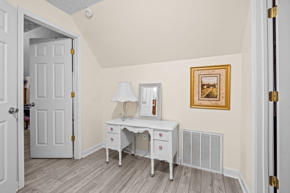 hallway between 2 bedrooms up
