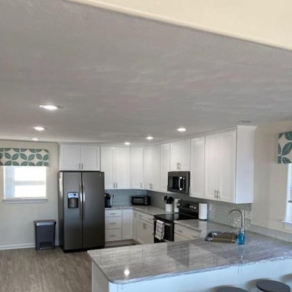 2nd flr Updated kitchen cabinets, floors and appliances!