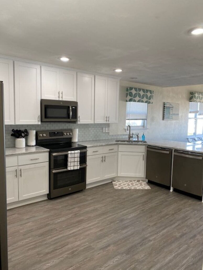 2nd flr Updated kitchen cabinets, floors and appliances!