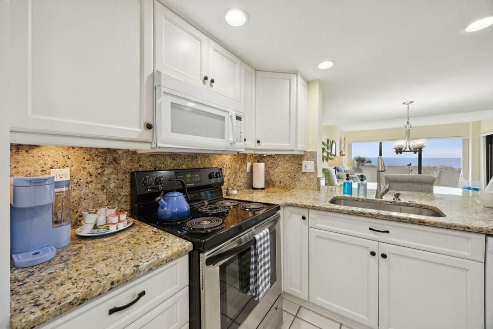 Fully equipped kitchen for dining in