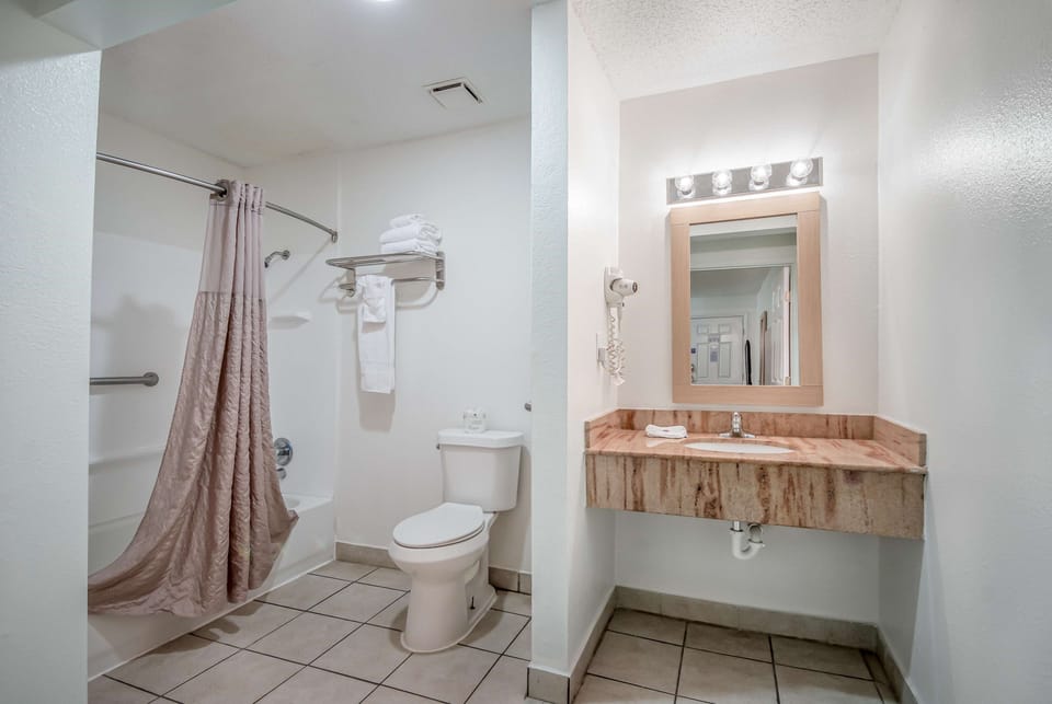 Combined shower/tub, towels