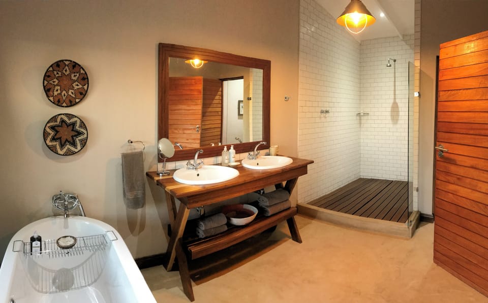 Lodge Luxury Room | Bathroom | Shower, hair dryer, bathrobes, towels