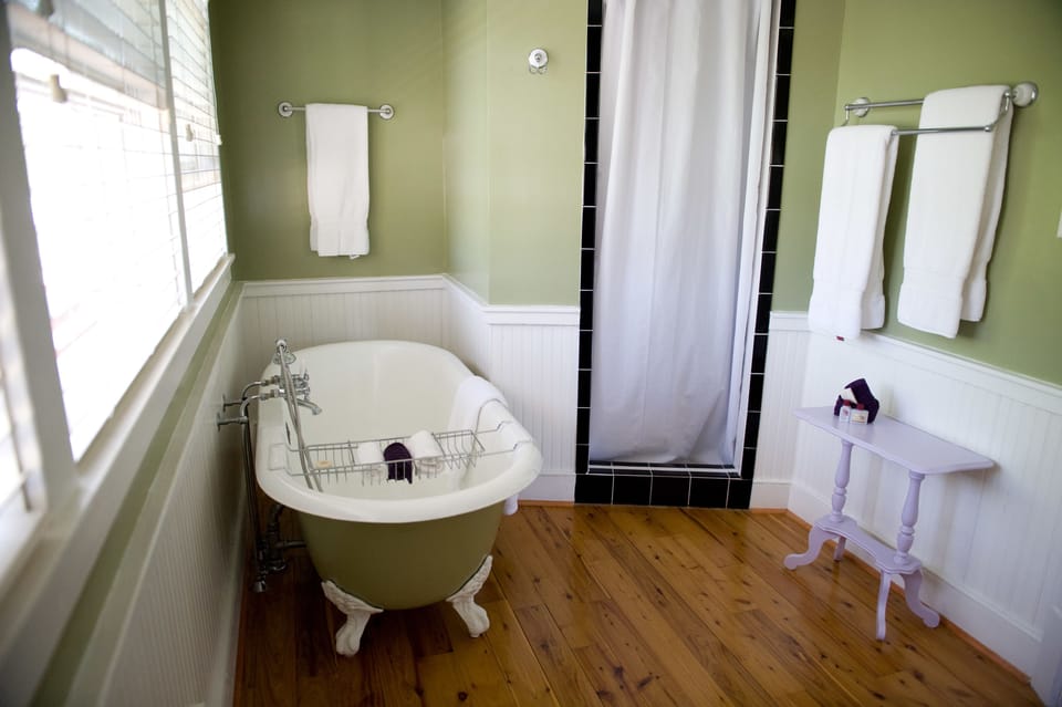 Deluxe Room, 1 Queen Bed, Balcony | Bathroom | Free toiletries, hair dryer, towels, shampoo