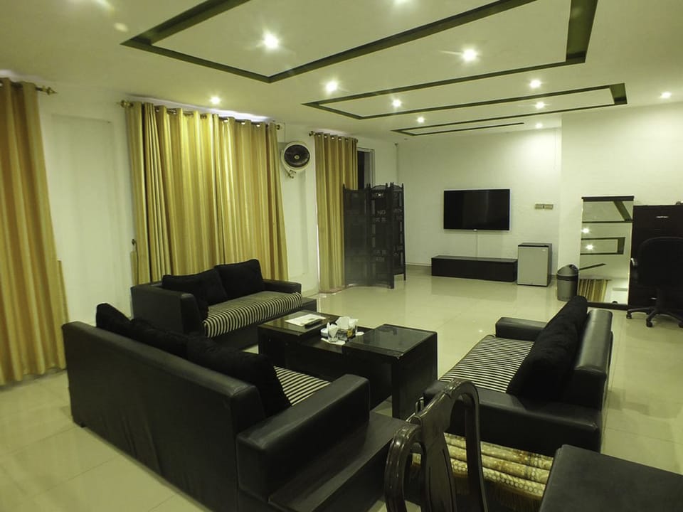 Business Suite | Living area | TV