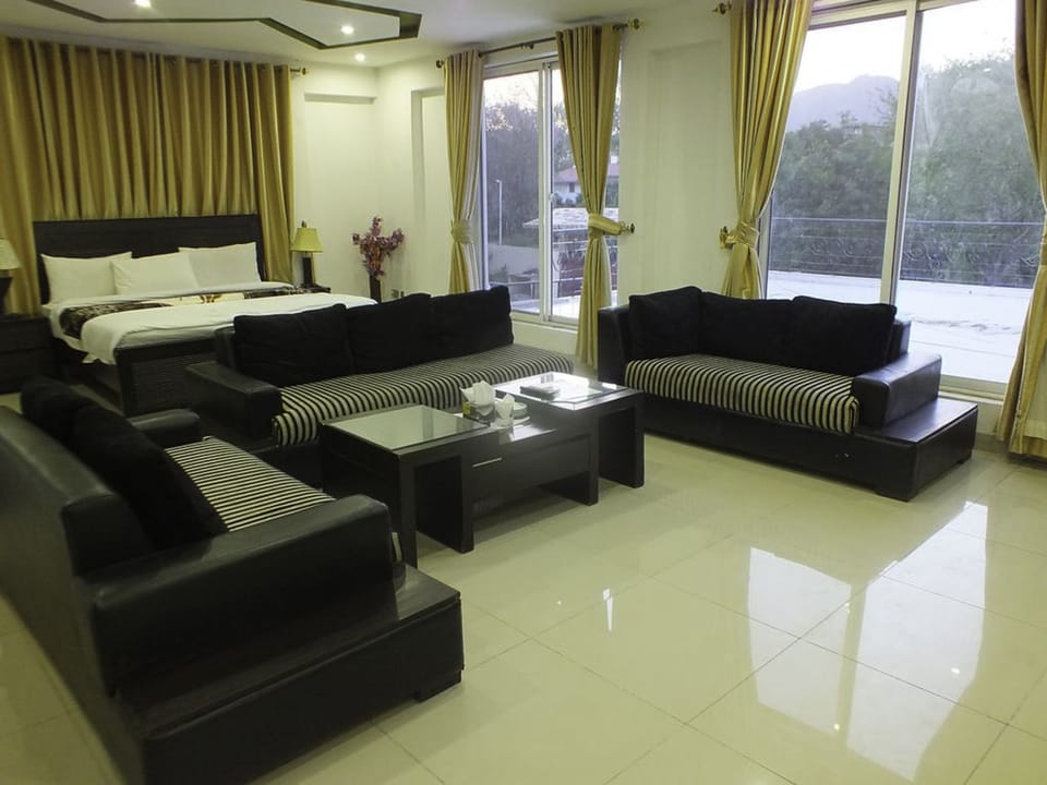 Business Suite | Desk, free WiFi