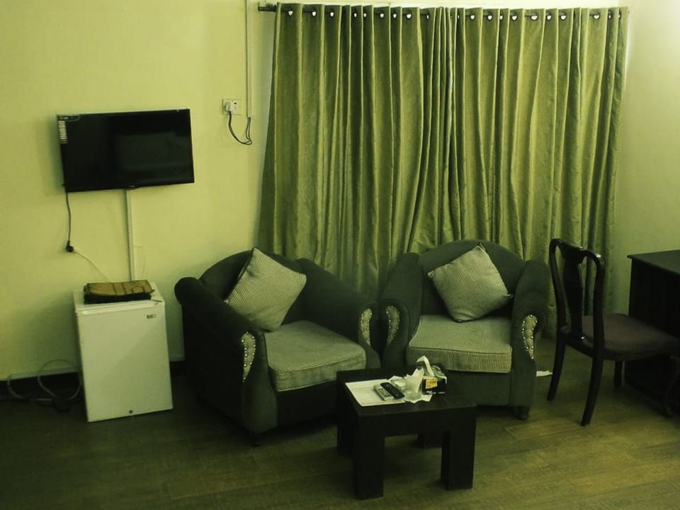 Deluxe Room | Living area | TV
