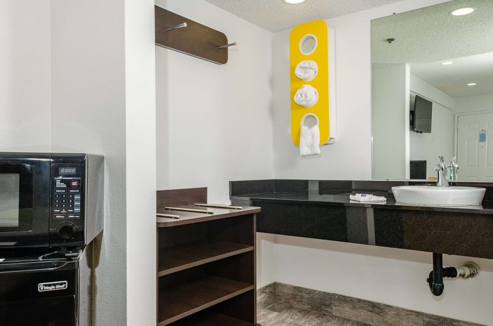 Combined shower/tub, towels