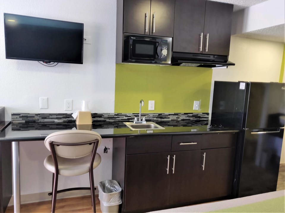 Full-size fridge, microwave, stovetop, cookware/dishes/utensils