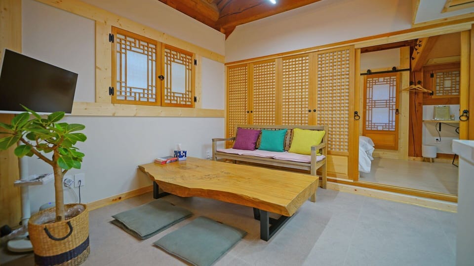 Naru Hanok Entire house | In-room dining