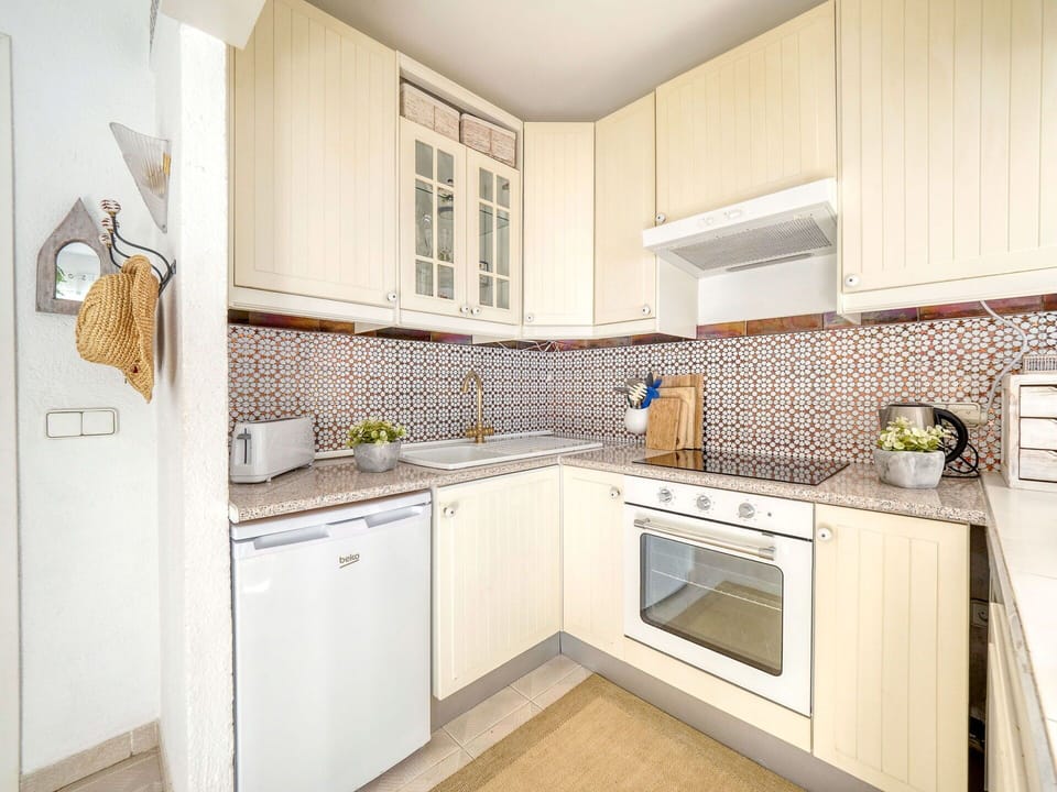 Countertop, Cabinetry, Property, Kitchen Stove, Building, Kitchen, Wood, Interior Design, Flooring, Floor