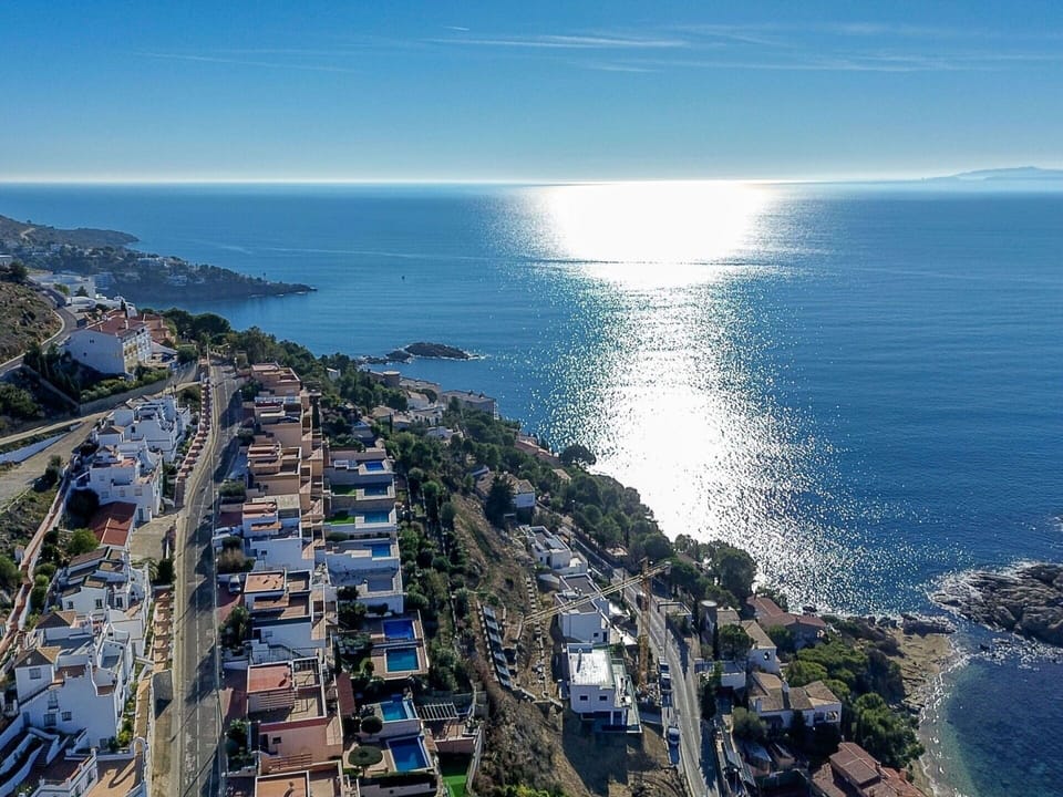 Water, Sky, Daytime, Azure, Nature, Blue, Coastal And Oceanic Landforms, Building, Horizon, Beach