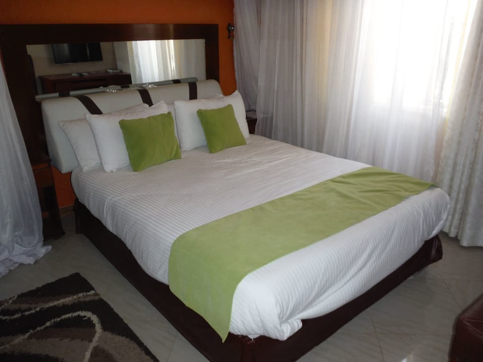 Triple Room | Soundproofing, iron/ironing board, free WiFi, bed sheets