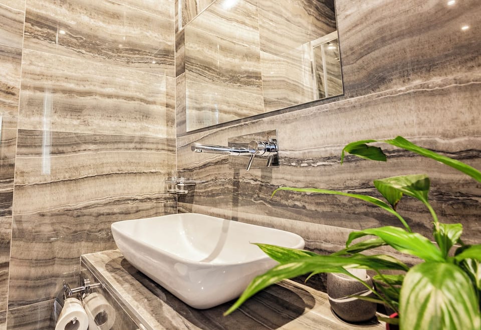 Duplex, 1 Bedroom | Bathroom | Shower, free toiletries, hair dryer, bidet