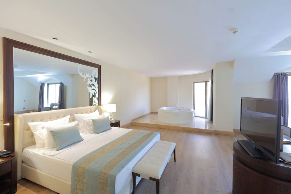Honeymoon Suit | Premium bedding, free minibar, in-room safe, desk
