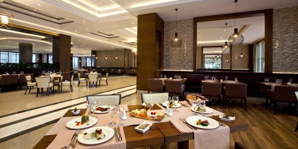 4 restaurants; breakfast, lunch, and dinner served