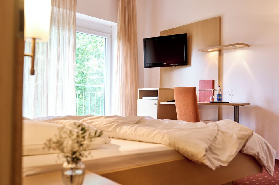 Hypo-allergenic bedding, in-room safe, desk, soundproofing