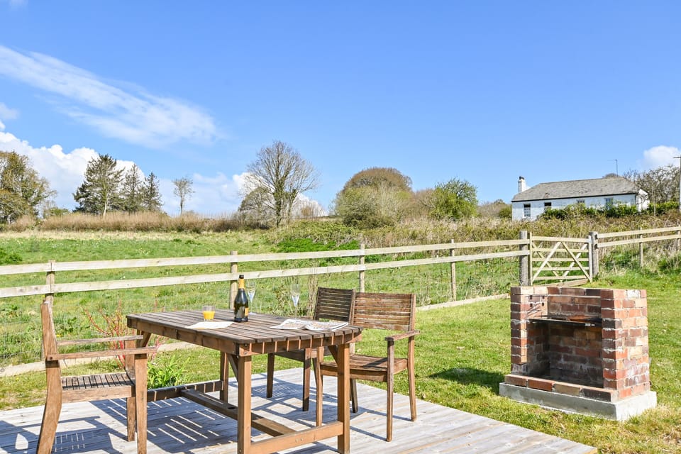 Large securely fenced garden with al fresco dining and BBQ