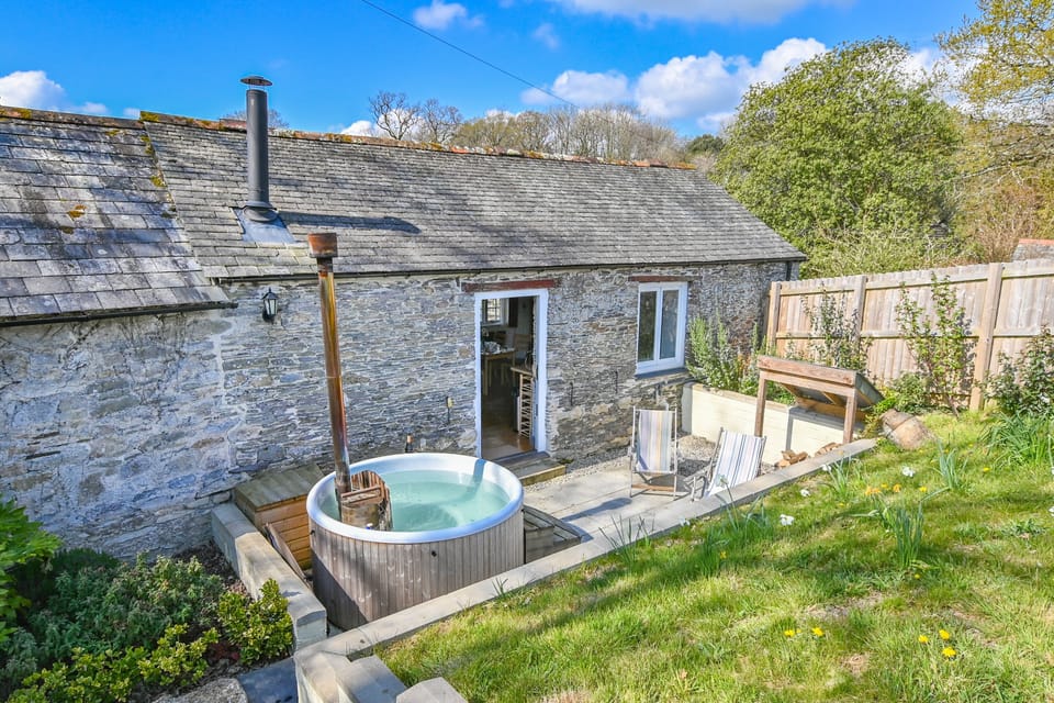 Stylish wood-Fired hot tub, in the large private fenced garden. Logs free. 