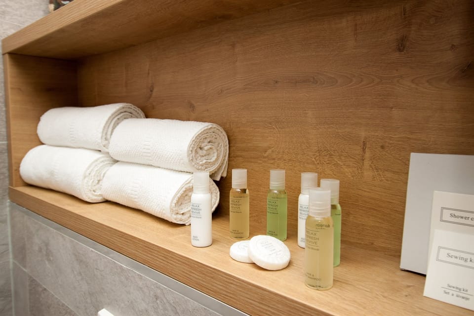 Shower, rainfall showerhead, free toiletries, hair dryer