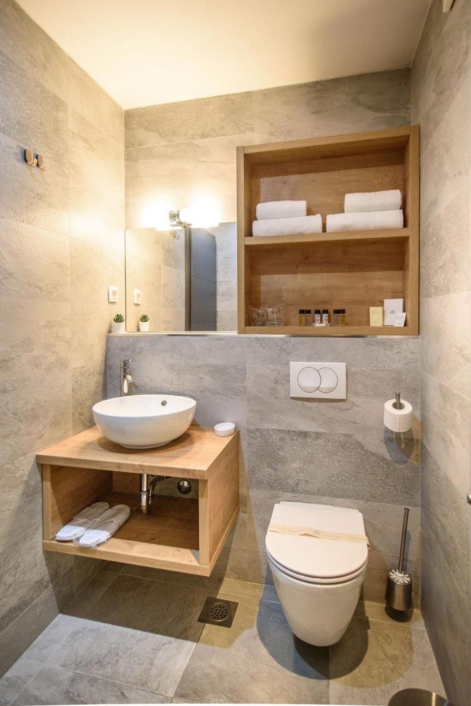 Shower, rainfall showerhead, free toiletries, hair dryer