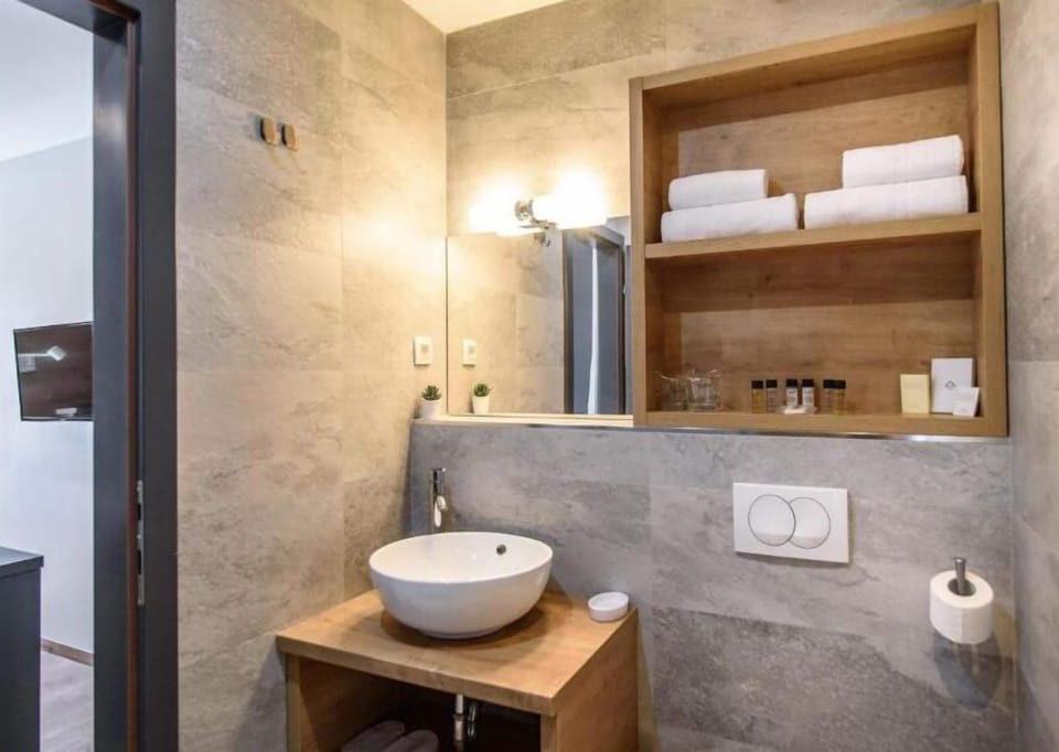 Shower, rainfall showerhead, free toiletries, hair dryer