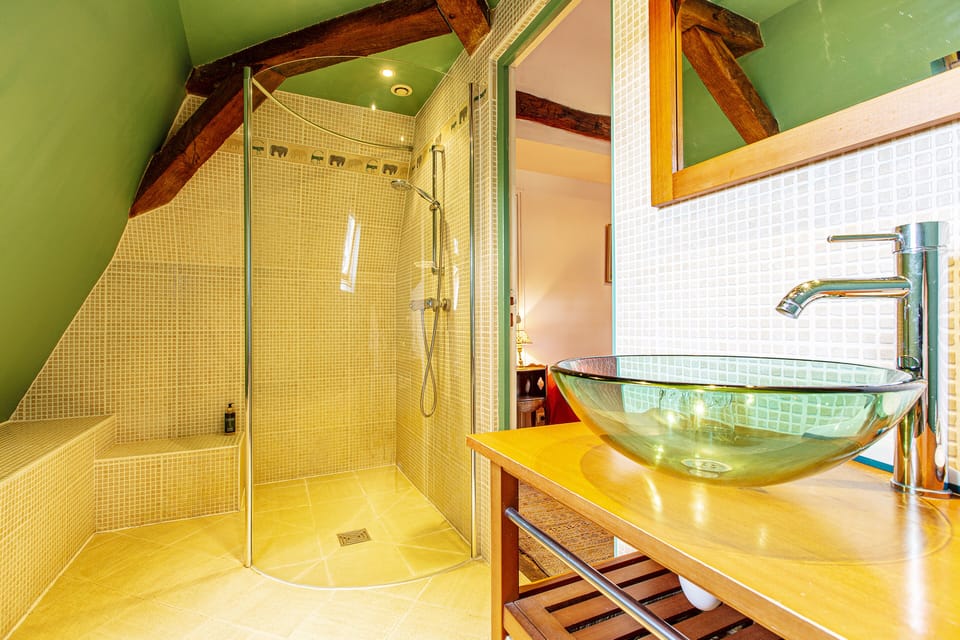 Classic Suite, 2 Bedrooms | Bathroom | Shower, free toiletries, hair dryer, towels