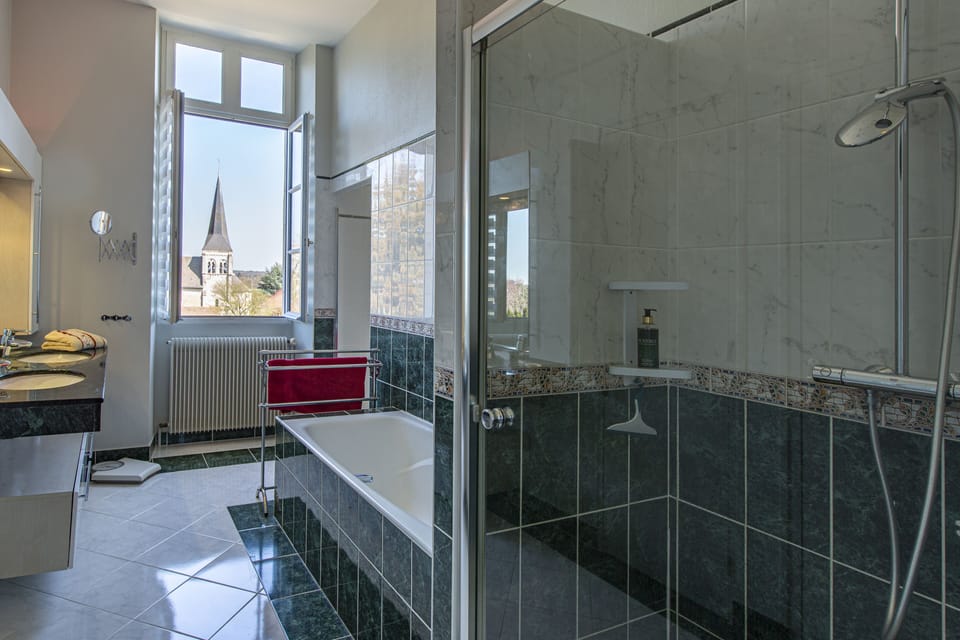 Elite Suite, 2 Bedrooms, Park View (Chambord) | Bathroom | Shower, free toiletries, hair dryer, towels