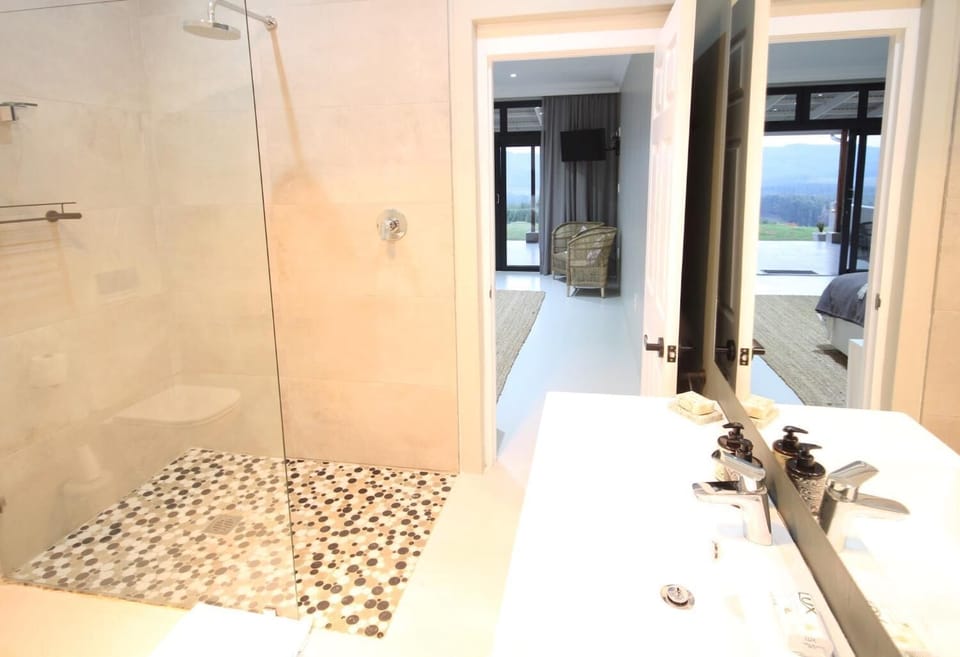 Room, Mountain View (King) | Bathroom | Separate tub and shower, hair dryer