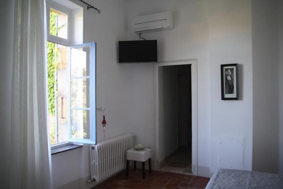 Desk, soundproofing, iron/ironing board, free WiFi