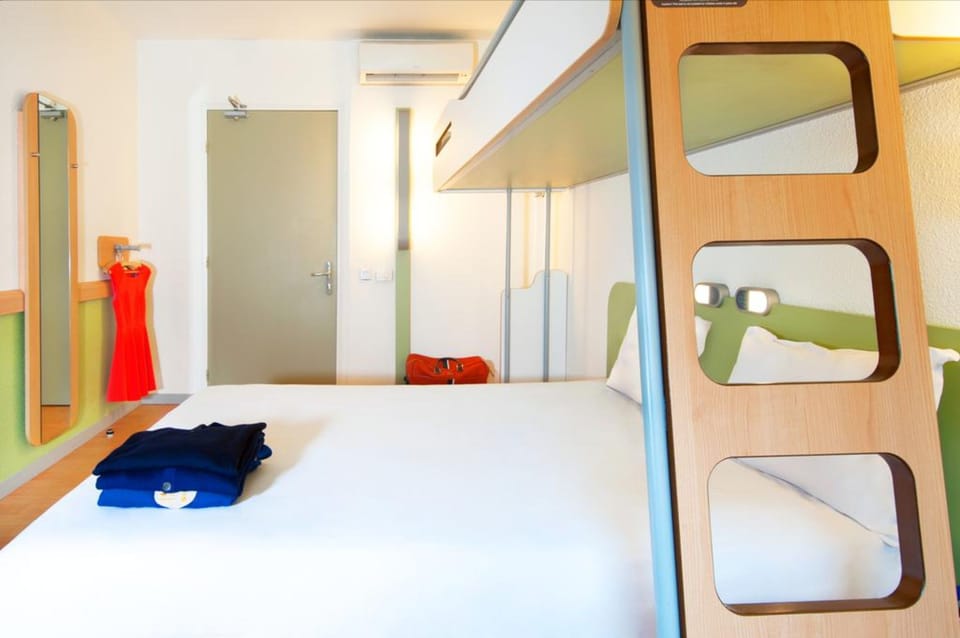 Triple Room, Multiple Beds | Desk, soundproofing, WiFi (free), bed sheets