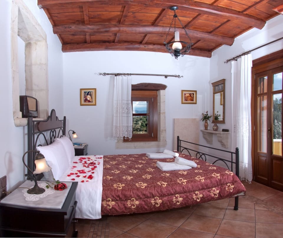 upstairs bedroom with king size double bed 
