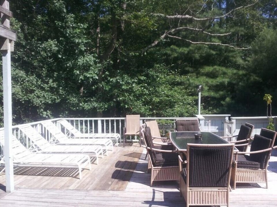 Outdoor dining for up to 10, in scenic paradise overlooking pool