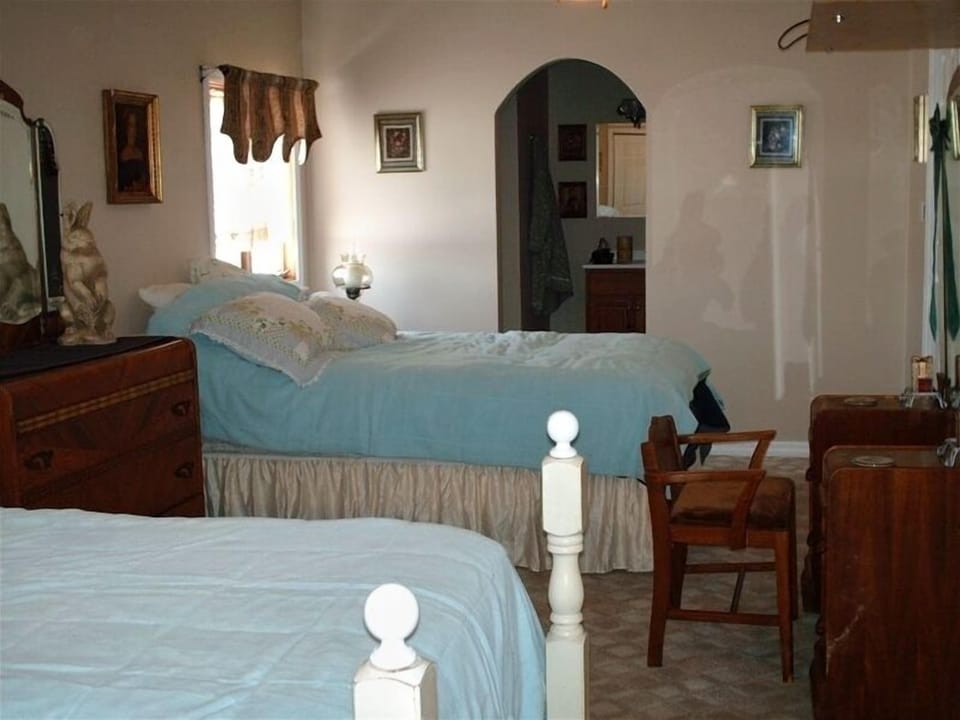 (Master Bedroom, queen, full and full bathroom) (Vanity mirrors!)