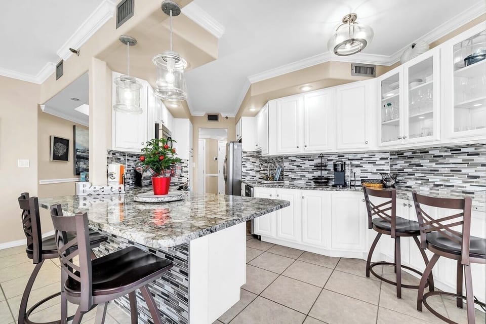 Fully equipped kitchen, Microwave, Coffee Maker,Keurig, Blender, plates, glasses