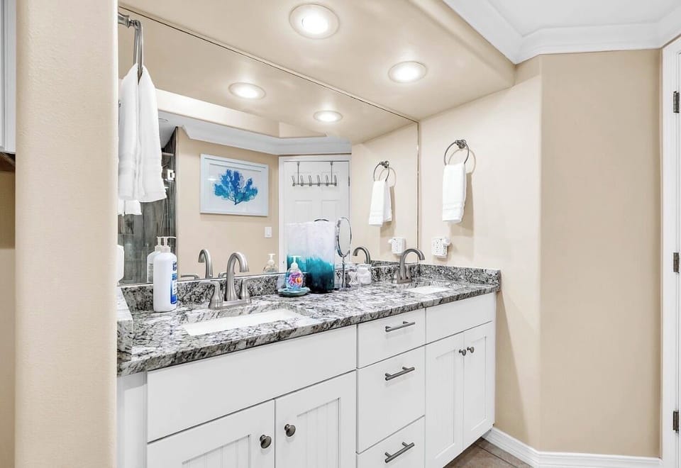 2 sinks in Master Bath