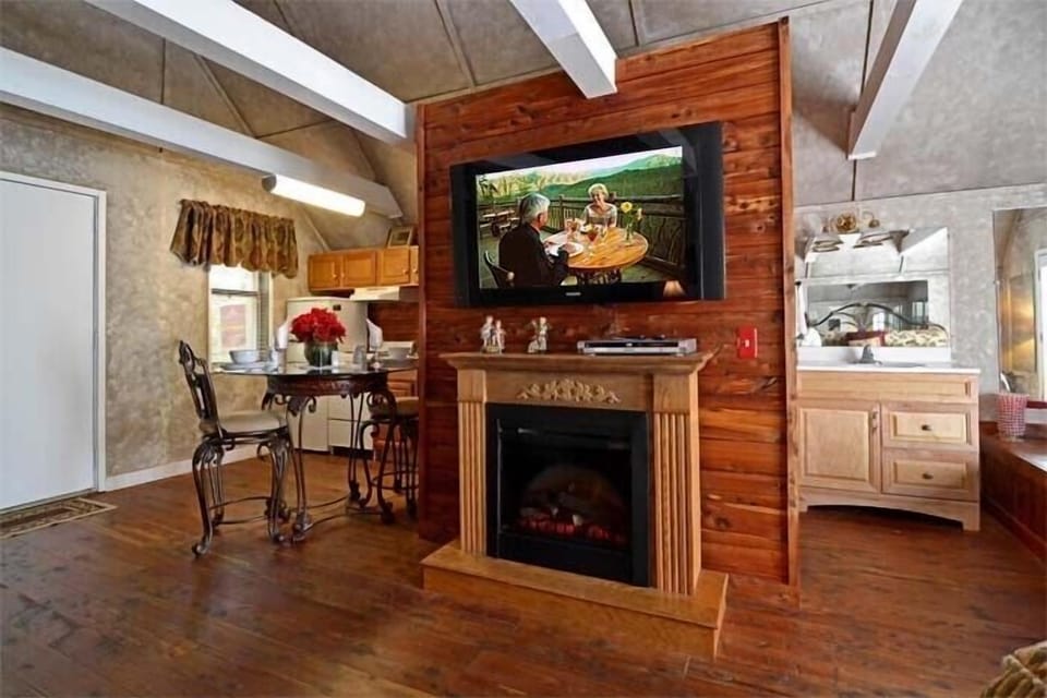 Gatlinburg Cabin Mtn View Tickets Heart Whirlpool Hot Tub King Bed Fast Internet Cabin in Gatlinburg
