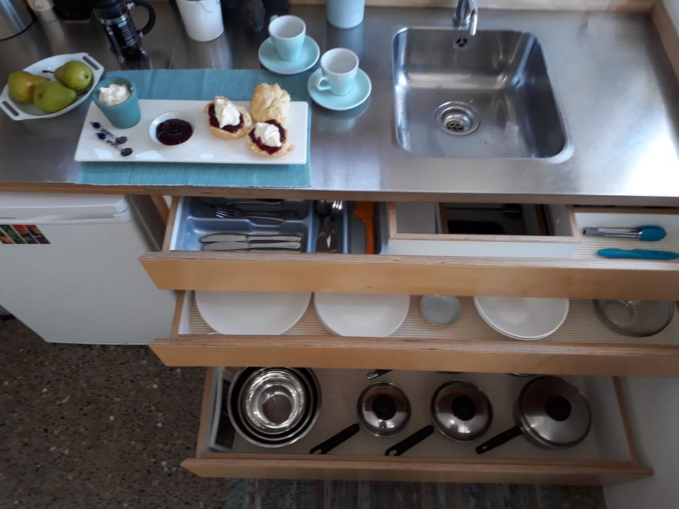 well equipped compact kitchen, unfortunately scones not provided though.